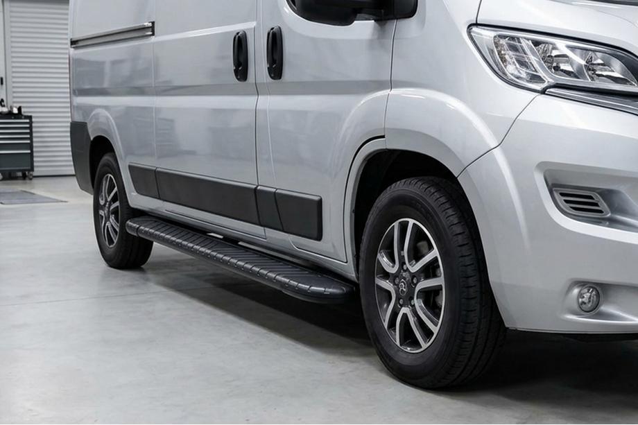 Peugeot Boxer 2006–2025 Bosphorus Black side steps (2 stuks, aluminium) Korte wielbasis Image