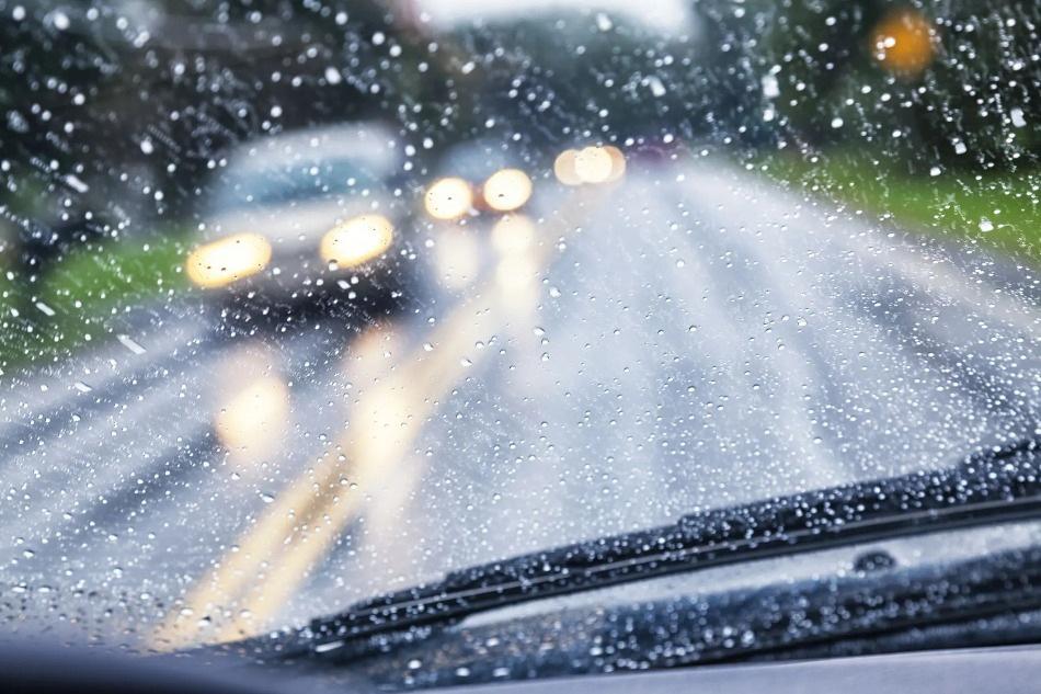 Waarom is autorijden bij zware regen gevaarlijk?