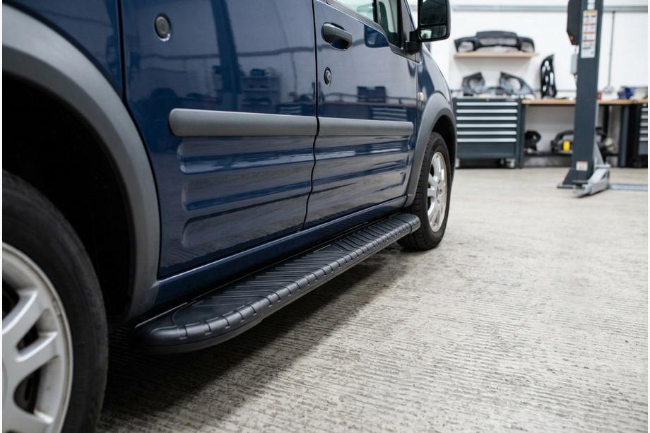 Ford Connect 2006–2009 Bosphorus Black side steps (2 st., aluminium) Image