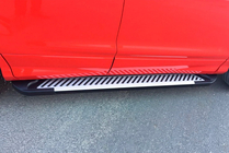 Ford Kuga/Escape 2013–2019 Side steps Line (2 stuks, aluminium) Met zwarte deurlijsten foto 4