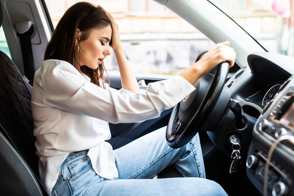 Wat te doen als de auto fluit tijdens het rijden?