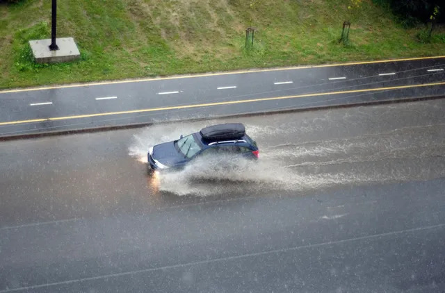 Stijgt het brandstofverbruik van je auto bij regen?