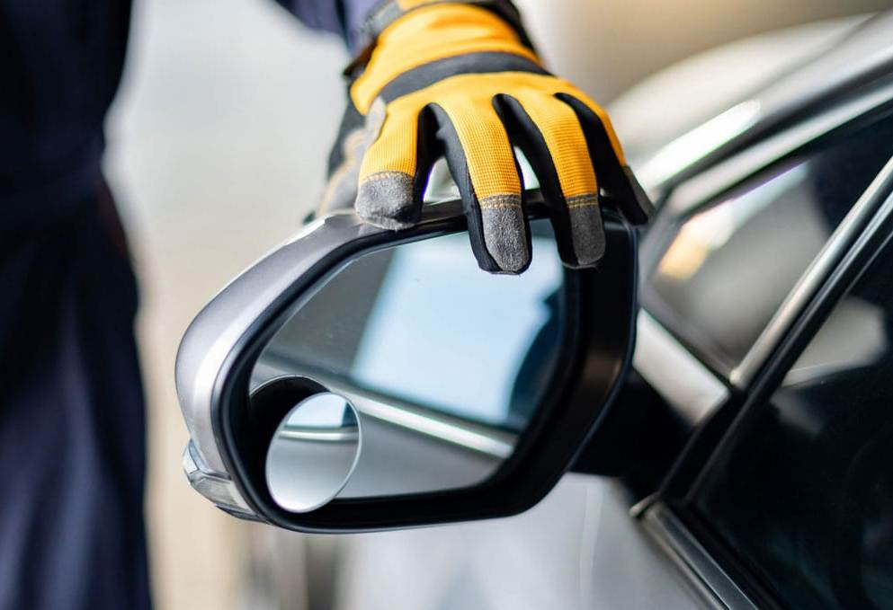 Kun je het zijspiegel van je auto zelf vervangen?