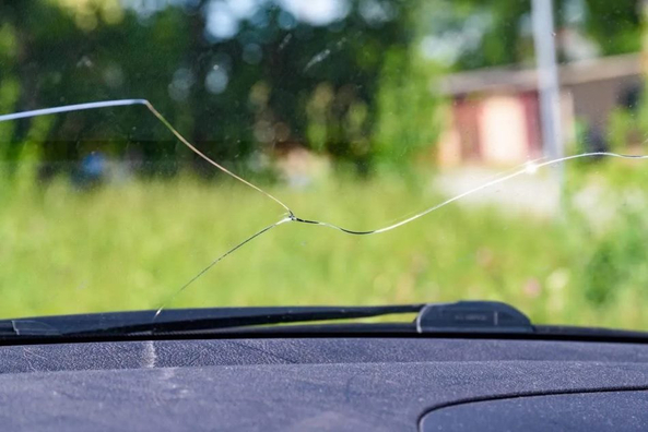 Wat te doen als de voorruit van je auto is gebarsten?