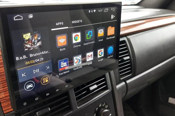 Kun je een multimedia-systeem in een oudere auto inbouwen?