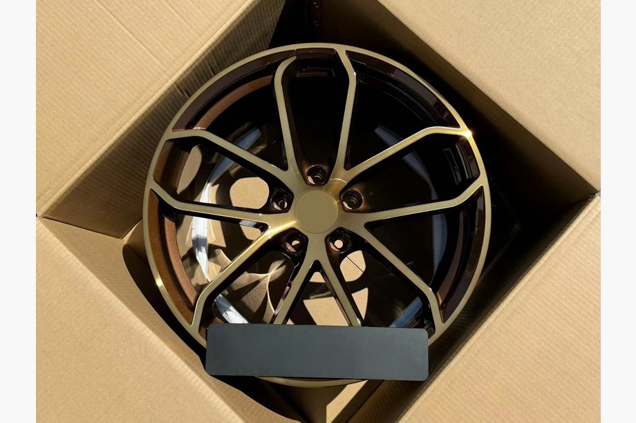 Porsche Panamera 2016–2023 OEM gesmede velgen R21 (4 stuks) Image