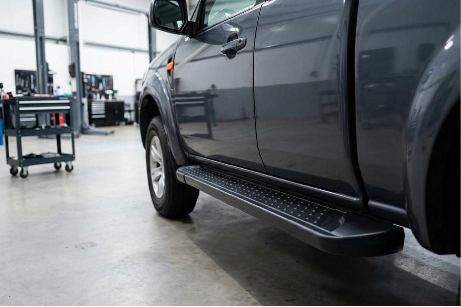 Mazda BT-50 2007–2012 Allmond Black side steps (2 st., aluminium) Image