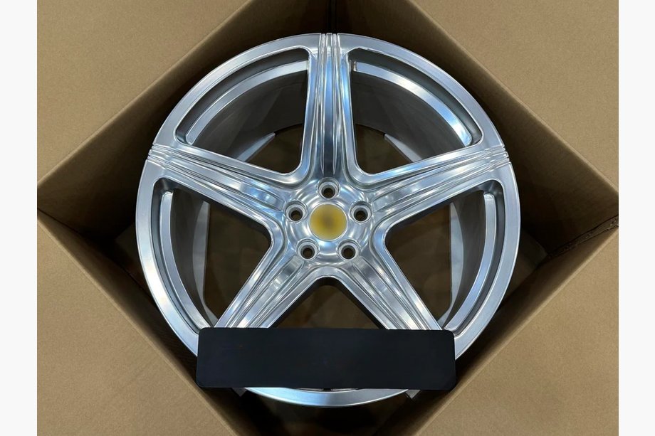 Ferrari 550 Gesmede OEM-velgen R20 V3 (4 stuks) Image