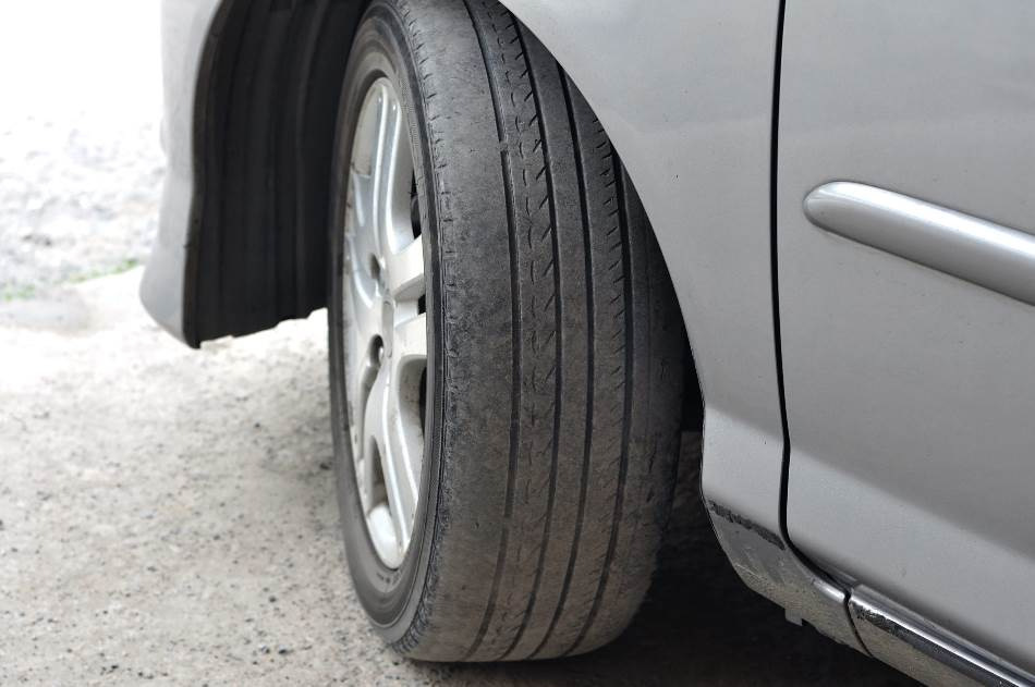 Waarom zijn versleten banden gevaarlijk voor je auto?