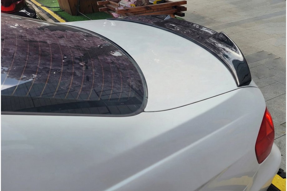 BMW 3-serie E90/E91 2005–2011 M4-Style spoiler (voor E90, hoogglans zwart) Foto 1