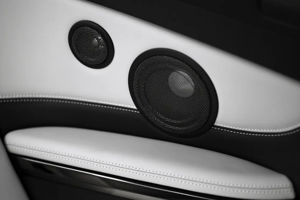 Krakkende autospeakers: oorzaken en oplossingen