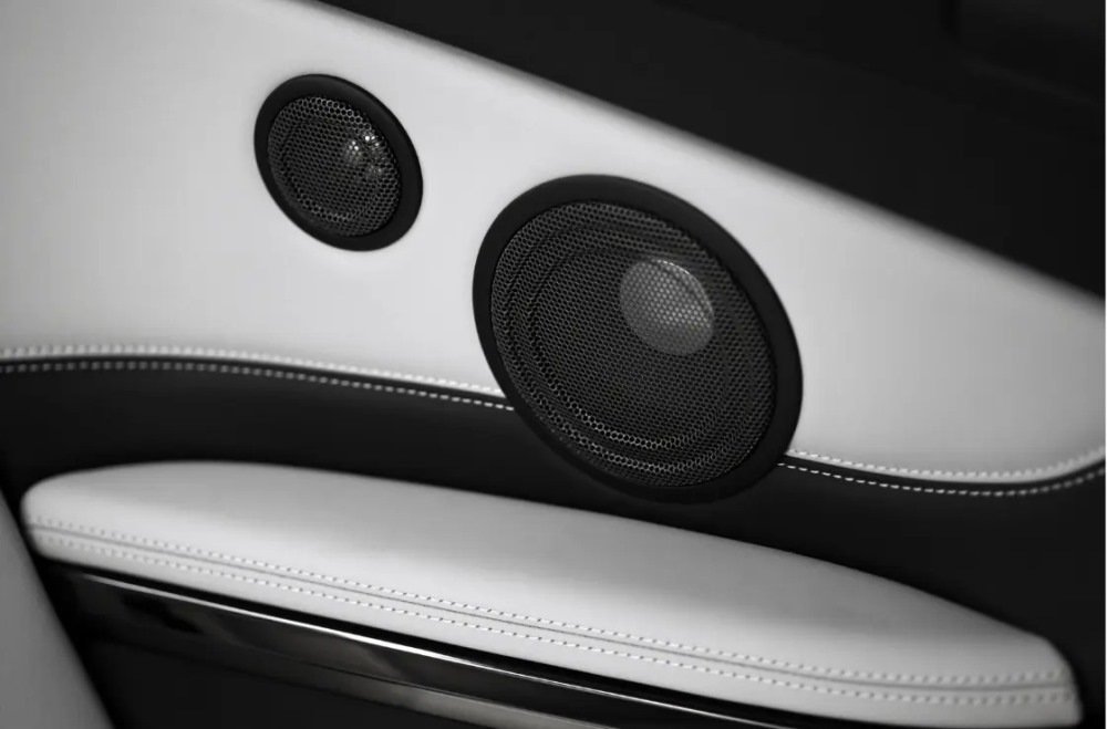 Krakkende autospeakers: oorzaken en oplossingen