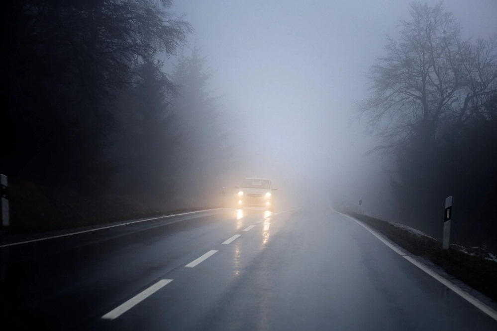 Rijden in dichte mist: belangrijkste regels voor veilig onderweg