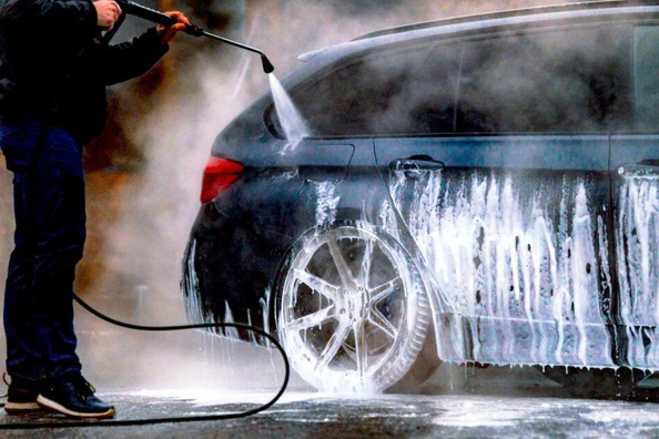 Kun je je auto in de winter wassen? Tips voor veilig wassen