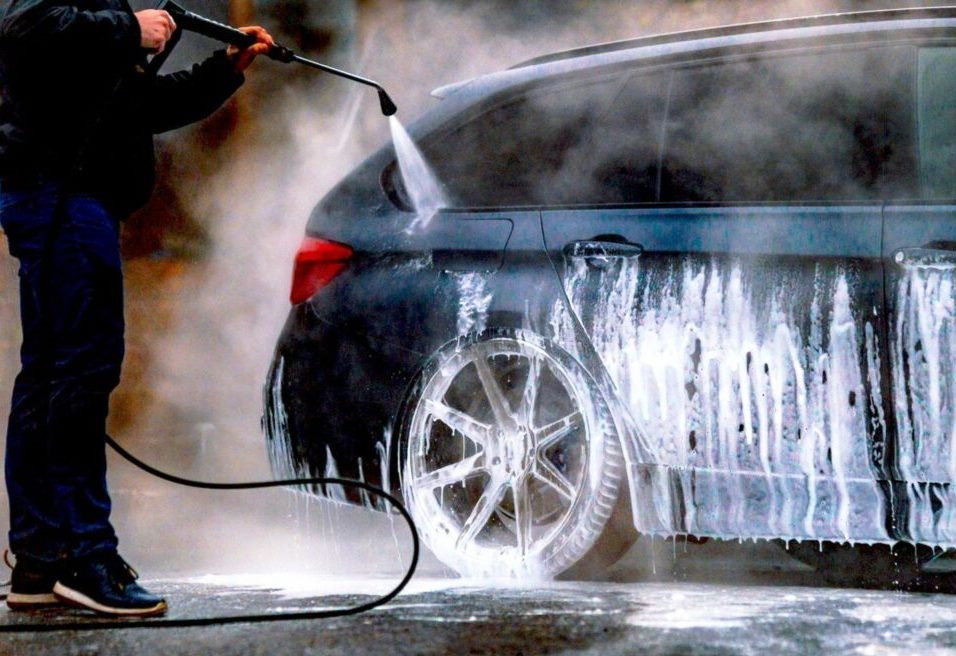 Kun je je auto in de winter wassen? Tips voor veilig wassen