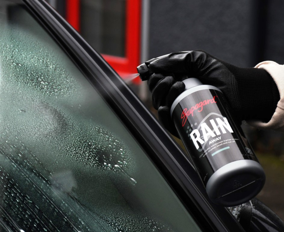 Wanneer breng je rain repellent op autoruiten aan voor maximaal effect?