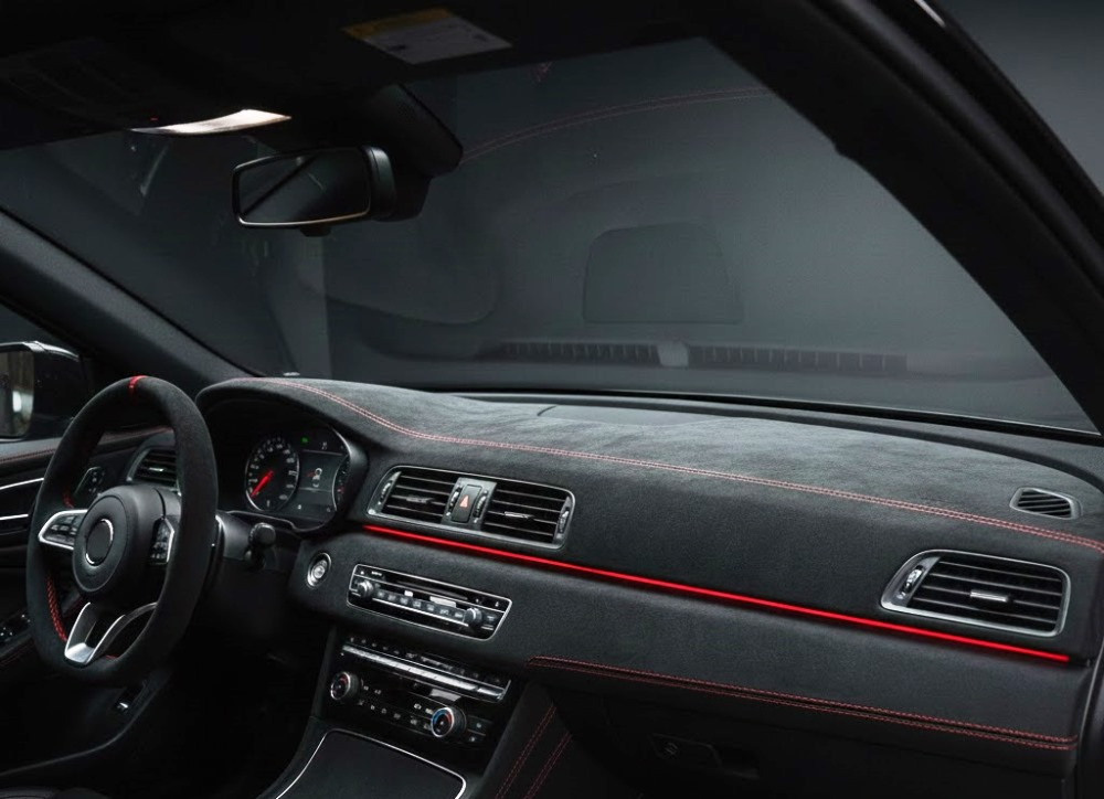 Welk materiaal voor het herbekleden van het dashboard: leer, alcantara of kunstleer?