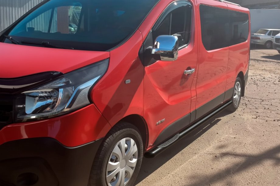 Nissan NV300/Primastar 2016– Zijbuizen BB002 Black (2 st., RVS) 70 mm, korte wielbasis Foto 5