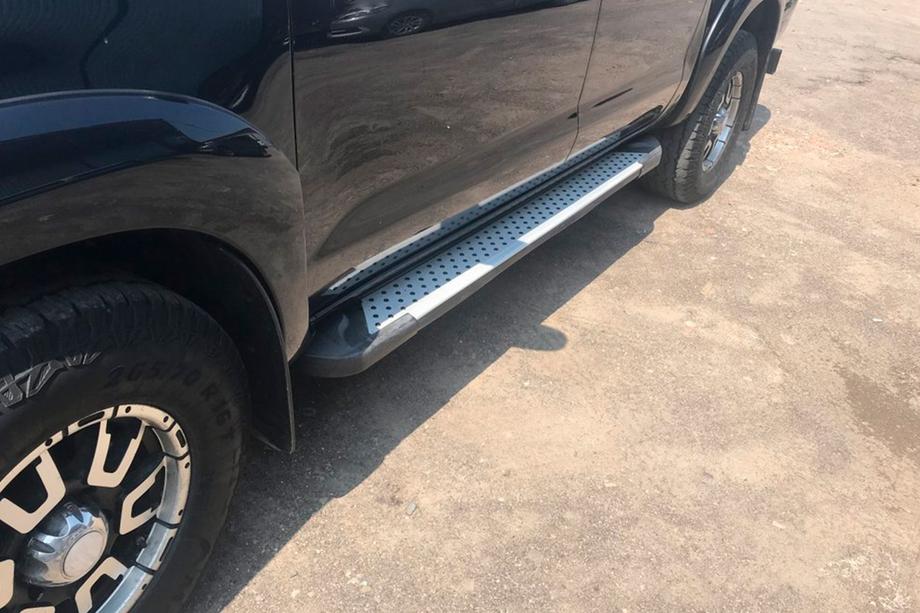 Toyota Hilux 2006–2015 Side steps Allmond Grey (2 stuks, aluminium) Image