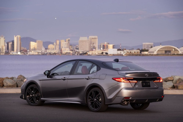 Review Toyota Camry (XV80): betrouwbare hybride sedan van de nieuwe generatie Foto 3