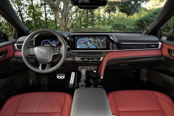 Review Toyota Camry (XV80): betrouwbare hybride sedan van de nieuwe generatie Foto 6