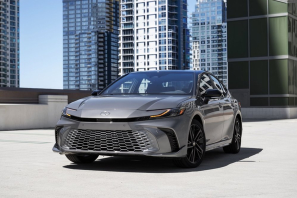 Review Toyota Camry (XV80): betrouwbare hybride sedan van de nieuwe generatie Foto 2
