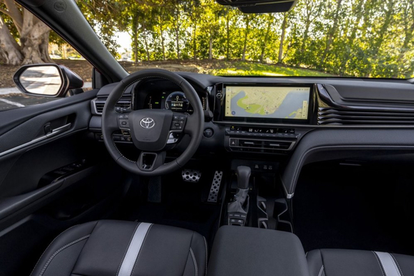Review Toyota Camry (XV80): betrouwbare hybride sedan van de nieuwe generatie Foto 5