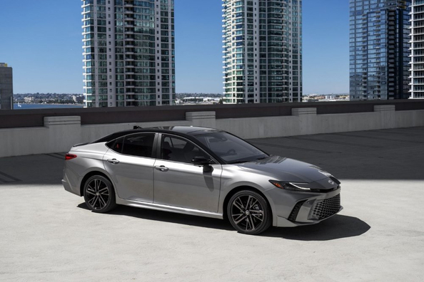 Review Toyota Camry (XV80): betrouwbare hybride sedan van de nieuwe generatie Foto 1