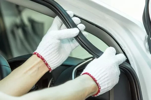 Hoe weet je dat het tijd is om deurrubbers van je auto te vervangen?