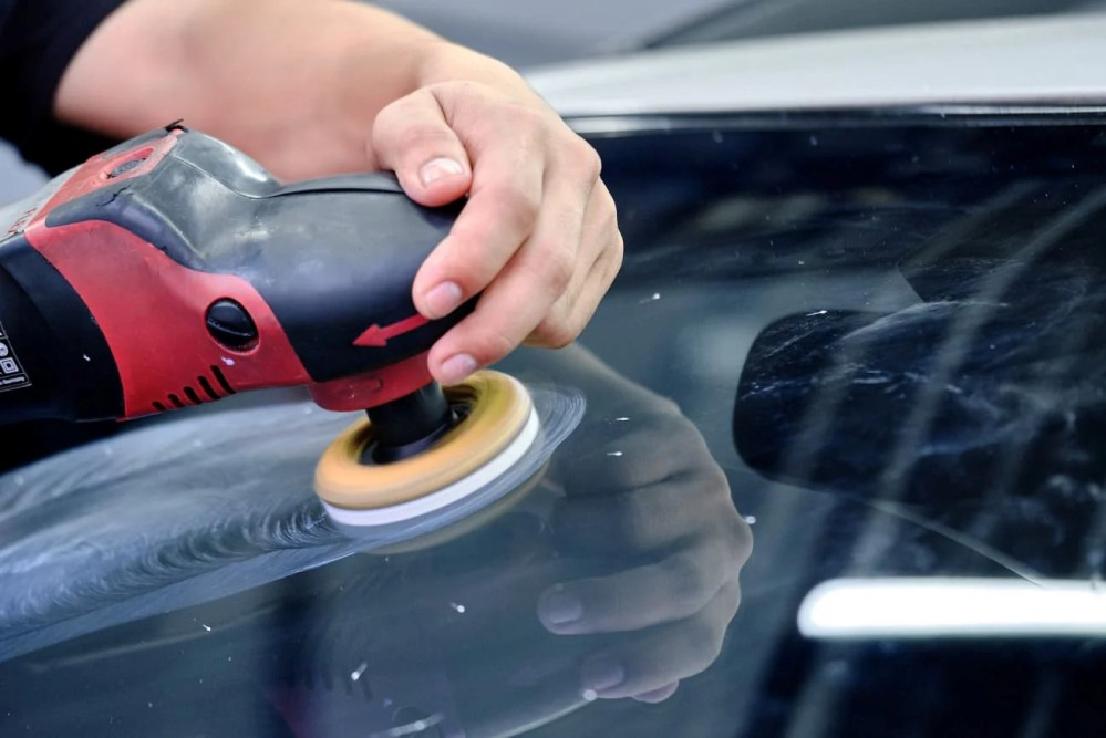 Moet je de voorruit van je auto polijsten?