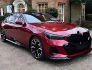 BMW 5/i5 Serie G60/G60E/G61 2023– Front bumper lip Lip Gloss Black (voor M-Sport) foto 1