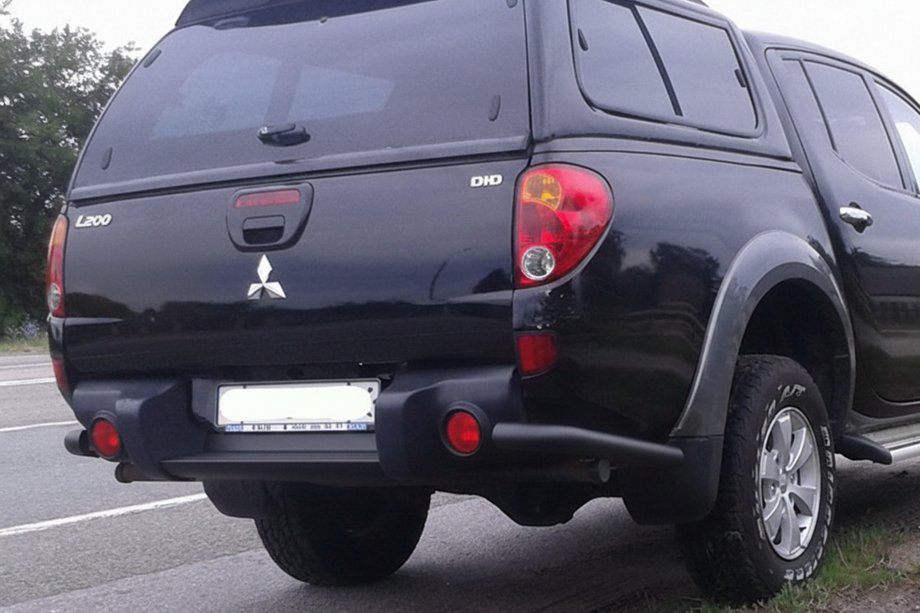 Mitsubishi L200 2006–2015 Achterhoeken AK003 Black (2 st., RVS) Foto 1