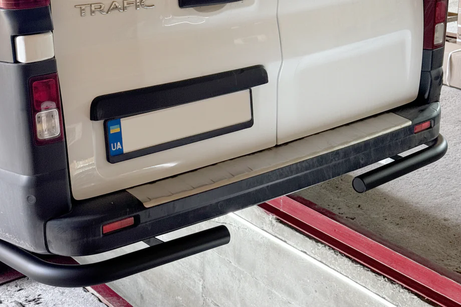 Nissan NV300/Primastar 2016– Achterhoekbeugels Black (2 st., RVS) Image