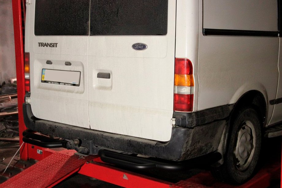 Ford Transit 2000–2014 Achterbeschermbeugel met opstap AK-Special Black (RVS) Foto 1