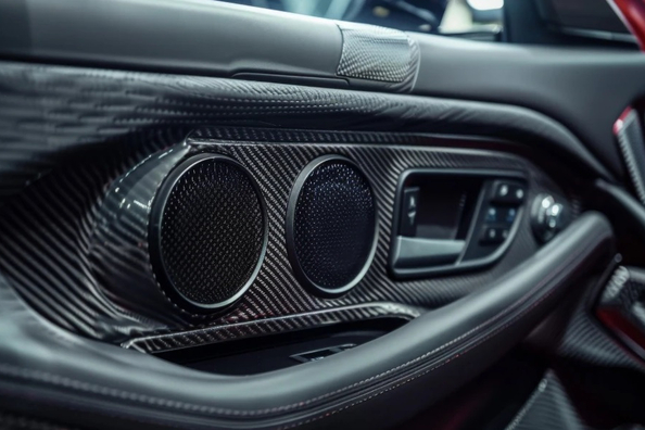 Waarom kraken autospeakers? Belangrijkste oorzaken en oplossingen