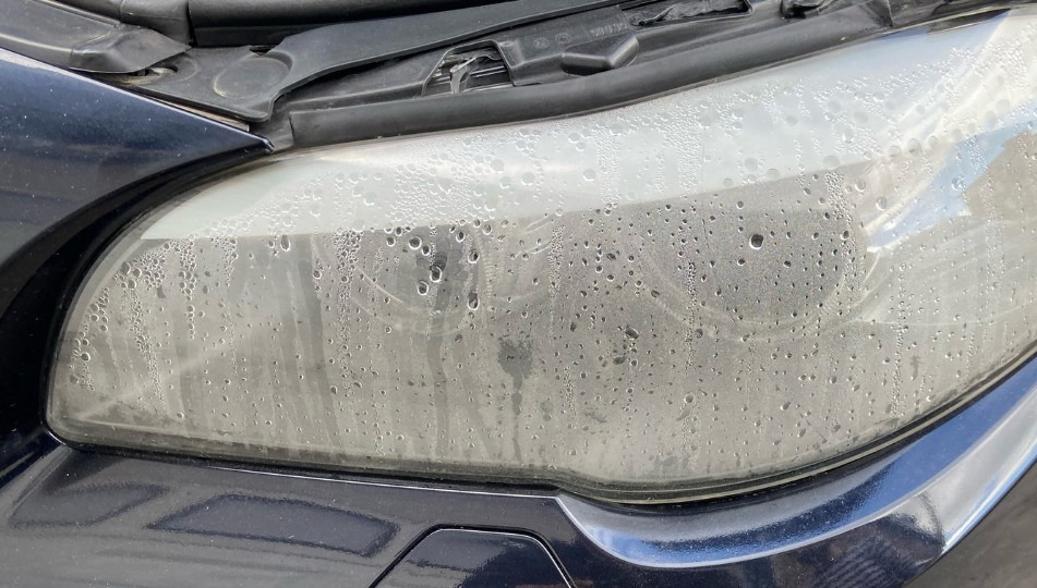 Waarom beslaan autokoplampen? Oorzaken en effectieve oplossingen