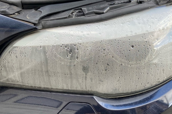 Waarom beslaan autokoplampen? Oorzaken en effectieve oplossingen