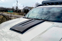 Dacia Duster 2024– Motorkap scoop SCOOP (mat) foto 1