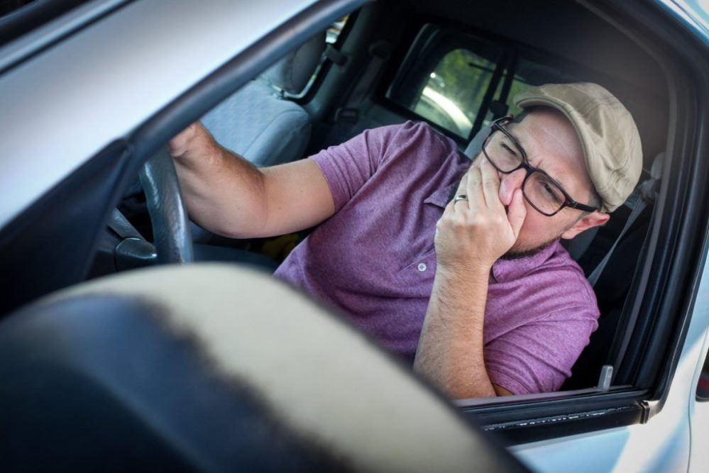 Waarom ruikt het in de auto naar uitlaatgassen?