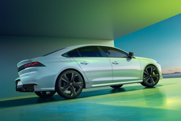 Review van de Peugeot 508 PSE: Franse sport-sedan met hybride vermogen Foto 3