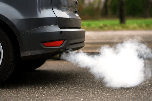 Waarom je auto witte rook uitstoot: oorzaken en wat te doen