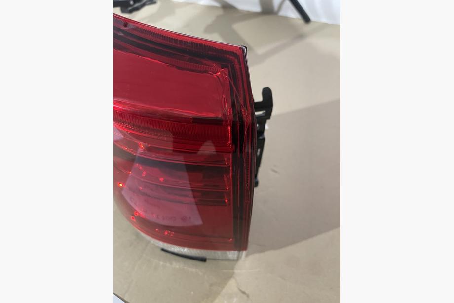 Toyota Land Cruiser 200 2007–2021 B-keuze Achterlichten 2016-2021 (OEM-standaard) Linker achterlicht buiten (op spatbord) (gebarsten) Foto 2