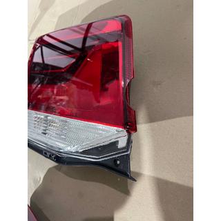 B-keus Achterlicht links binnen 2016-2021 (OEM-standaard) (voor kofferklep) (gekraakt) Toyota Land Cruiser 200 2007–2021 foto 2