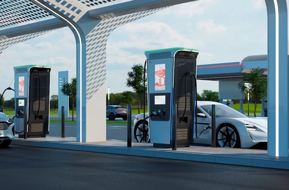 Elektrische auto opladen bij een tankstation: complete gids