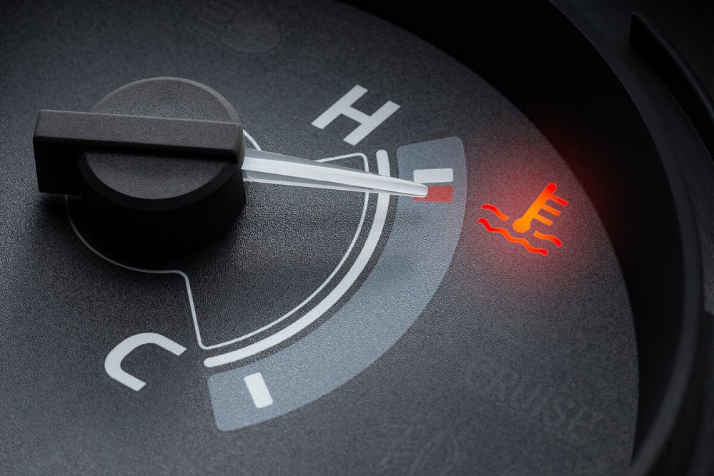 Waarom loopt de temperatuur in de auto op? Oorzaken en risico’s