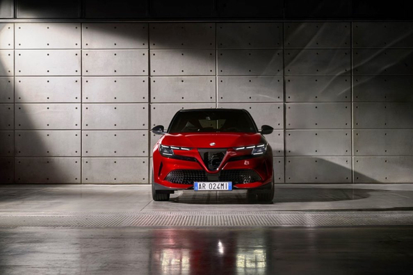 Test Alfa Romeo Junior (2025): hybride en elektrische crossover in één auto