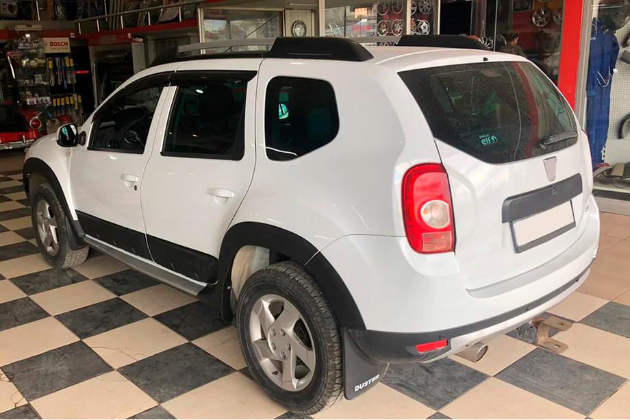 Dacia Duster 2008–2018 Wielkastverbreders met sierlijsten EuroCap (12 st., glad, matzwart, ABS) Foto 3