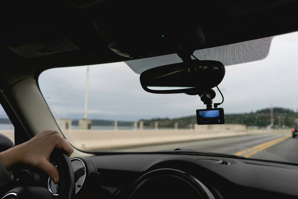 Dashcam in de auto: zo kies je een betrouwbare getuige op de weg