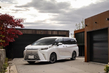 Lexus LM 500h: luxe hybride minivan voor VIP-vervoer foto 1