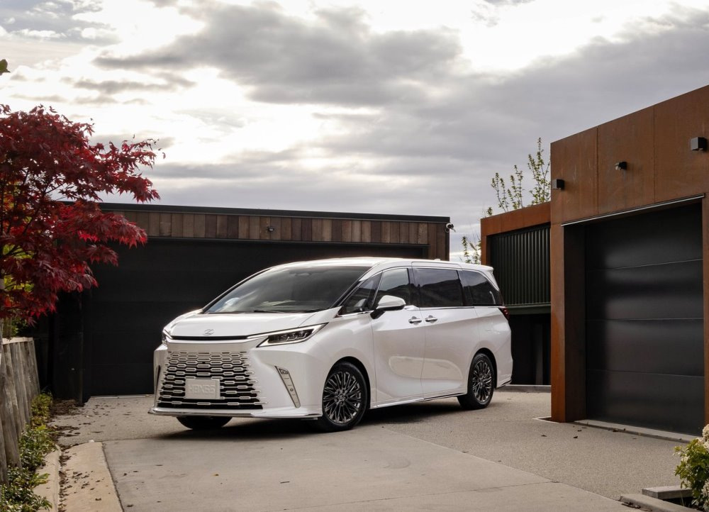 Lexus LM 500h: luxe hybride minivan voor VIP-vervoer